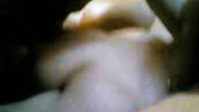 Remaja Seksi Kanthi Sampurna Boobs Strip ing Webcam